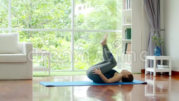 年轻的美女在家训练瑜伽视频的预览图