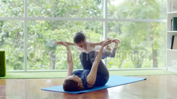 小女孩和小妈妈在健身垫上做运动视频的预览图
