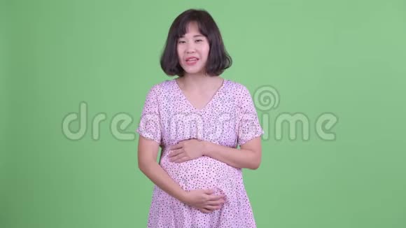 快乐的亚洲孕妇被采访视频的预览图