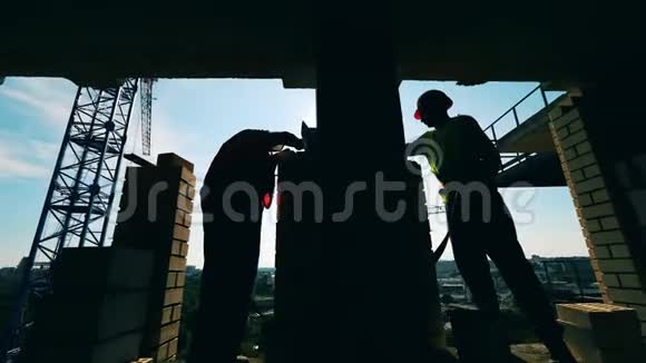 砌砖工人在建筑工地上工作视频的预览图