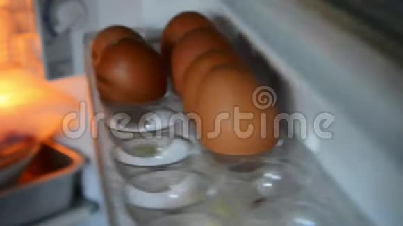 把鸡蛋放进冰箱的托盘里视频的预览图