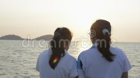 在普吉岛日出期间母亲和女儿站在一起欣赏海上美景视频的预览图