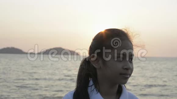 日出时亚洲可爱的女孩在海岸散步风景优美的肖像视频的预览图