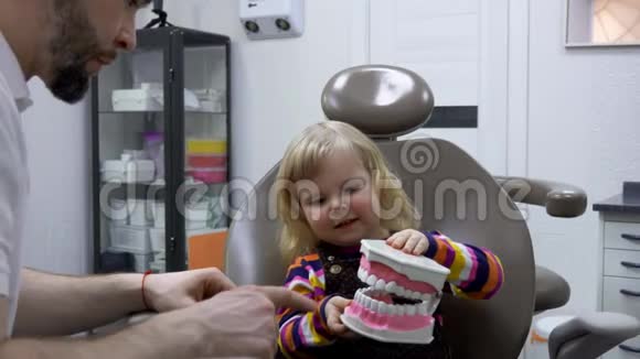 牙医会和一个小孩子一起玩视频的预览图