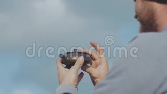 一个留着胡子的人手里拿着一个茶壶拿着一个陶土伊兴的茶手工陶土茶壶用于茶道4k视频的预览图