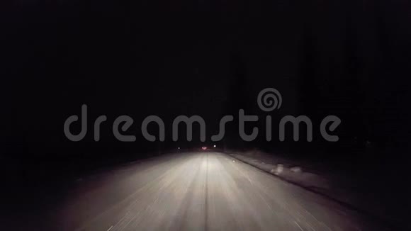 夜间在乡村道路上下雪时驾驶汽车后刹车灯司机视角POV雪和雪花与车辆视频的预览图