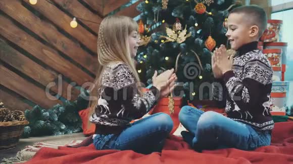 温馨视频的快乐朋友玩拍手游戏享受圣诞气氛视频的预览图