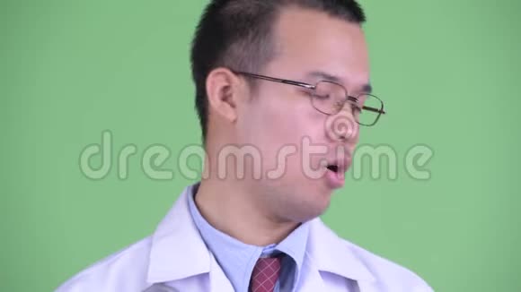 一脸严肃的亚洲男子医生点头没有视频的预览图