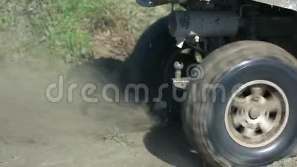 四人自行车司机在泥里漂流视频的预览图