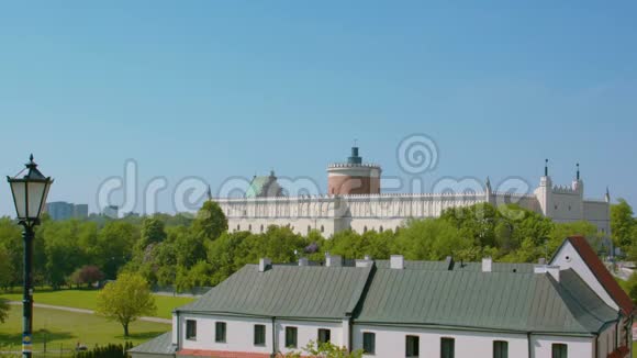 波兰卢布林文艺复兴风格城堡的正面景观视频的预览图