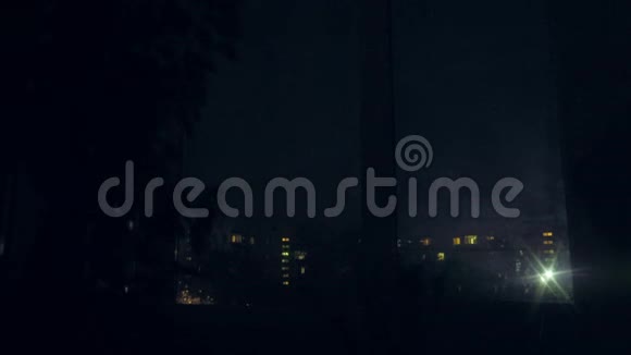 多层建筑的夜景庭院视频的预览图