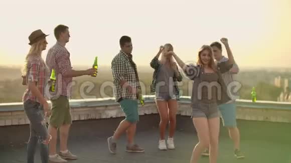 一个由六个年轻人组成的公司用啤酒在屋顶上举办了一个聚会三个男青年和两个女青年跳进来视频的预览图
