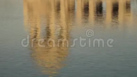 在湖中的一个圆形的倒影视频的预览图