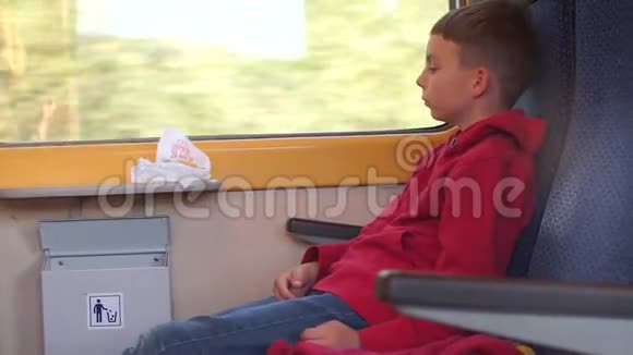 一个青少年坐火车旅行吃东西视频的预览图