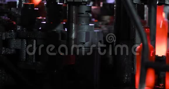 自动成型瓶熔融玻璃在输送线上特写视频的预览图