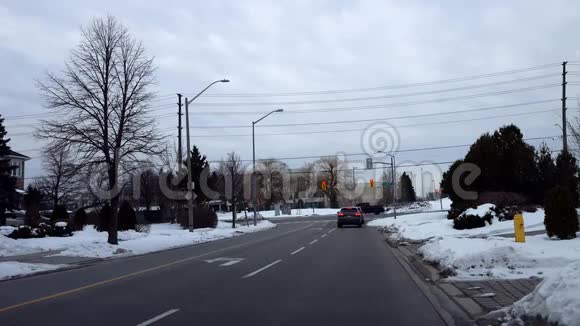 汽车在繁忙的街道上行驶在城市灯光交叉口在冬季在市区道路上行驶的车辆视频的预览图