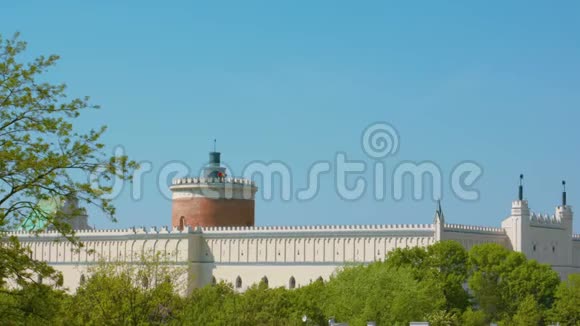 波兰卢布林文艺复兴风格城堡的正面景观视频的预览图
