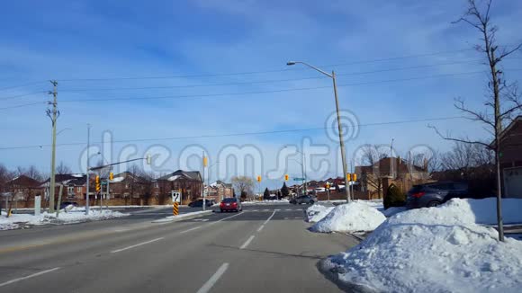 汽车在繁忙的街道上行驶在城市灯光交叉口在冬季在市区道路上行驶的车辆视频的预览图