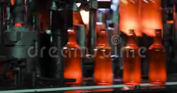 熔融玻璃质量进入模具然后进入玻璃鼓风机在那里形成瓶子视频的预览图