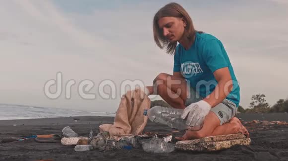 在黑沙滩设有垃圾环保袋清洁区的义工T恤视频的预览图