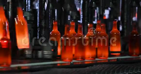 在工厂输送线上形成熔融玻璃瓶的自动化过程视频的预览图