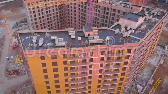 城市中部的建筑工地和4K日落时的私人住宅视频的预览图