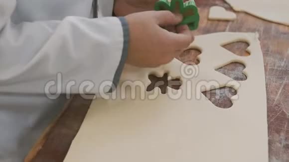 小孩的手正在用一种烤饼干的面团视频的预览图