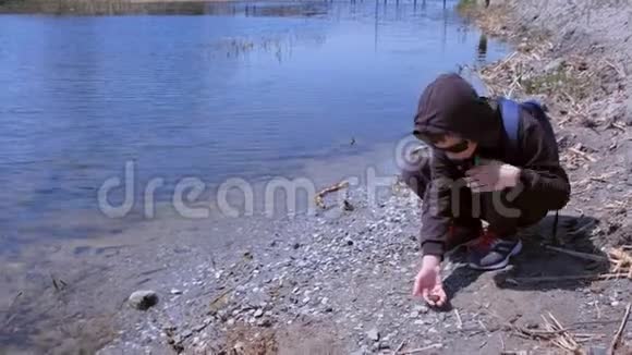 男孩牵着小青蛙让她走进河里视频的预览图