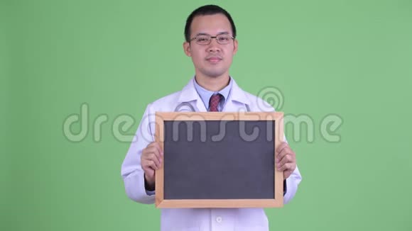 快乐的亚洲男子医生拿着黑板思考视频的预览图