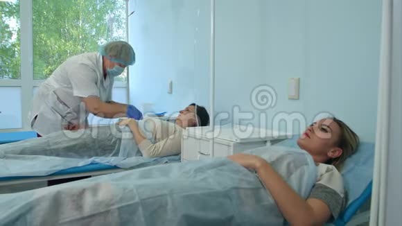 护士准备病人静脉以便放置IV管视频的预览图