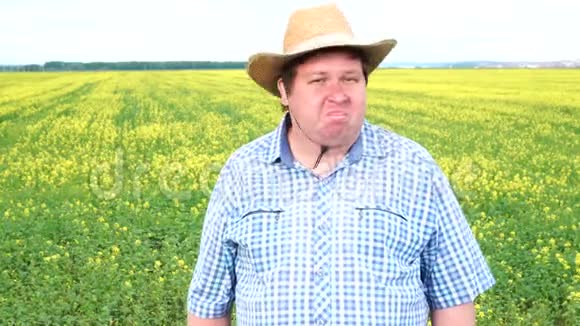 农夫站在田野里摇着头说不在晴天的田野里视频的预览图