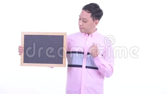 快乐的日本商人拿着黑板竖起大拇指视频的预览图