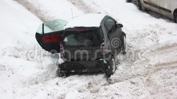 雪落后汽车陷在雪里视频的预览图