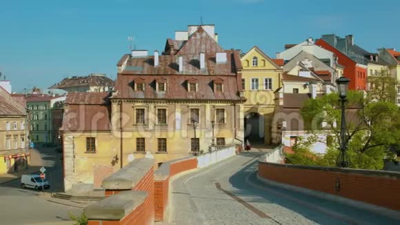 波兰卢布林老城格罗兹卡门宽镜头视频的预览图