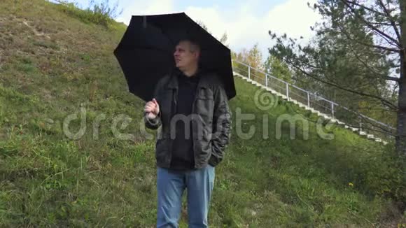 雨中带黑伞的人视频的预览图