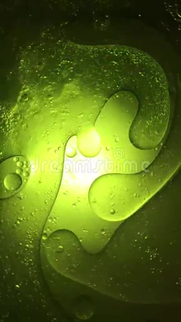 小气泡油像行星一样漂浮在水中视频的预览图