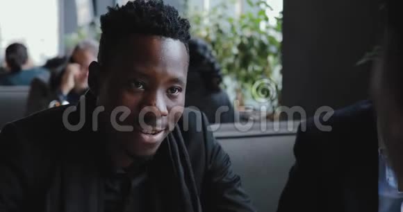 非洲男人在咖啡馆里聊天视频的预览图