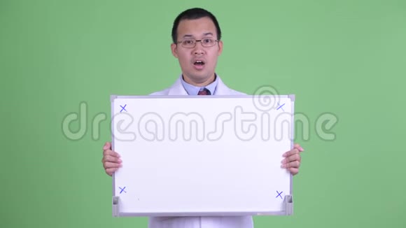 亚洲男医生拿着白板视频的预览图