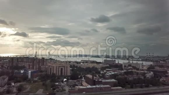 对圣彼得堡卡诺纳斯基岛工业部分的无人视野西高速和海湾视频的预览图