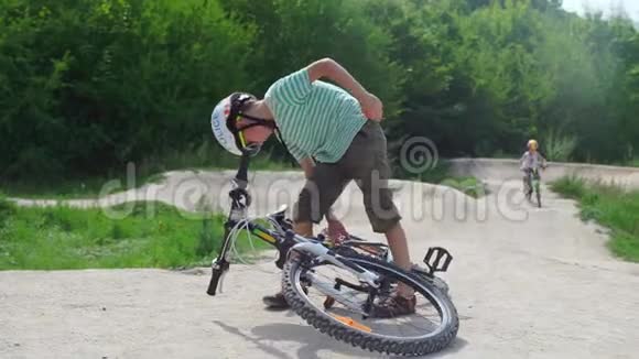 3这个男孩骑自行车极限运动后把一辆山地车落在地上视频的预览图