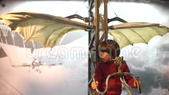 男孩机械地移动飞机的翅膀视频的预览图