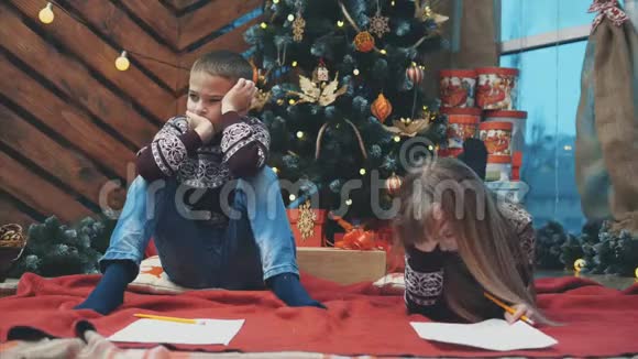 集中注意力的孩子参与了思考他们所有的愿望和愿望的过程给圣诞老人写信视频的预览图