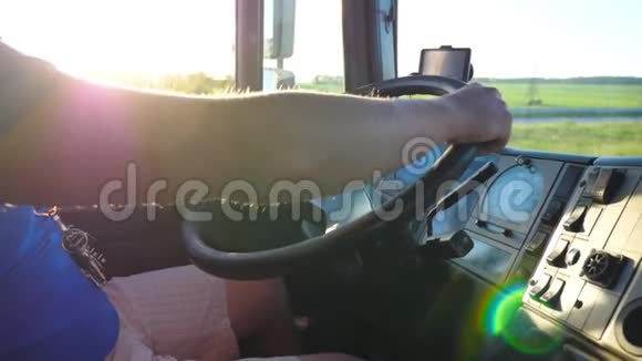 一个面目全非的人坐在卡车后面在日落时分开车穿过乡村司机握着他的手视频的预览图