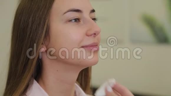 专业化妆师用棉签擦拭客户面部视频的预览图