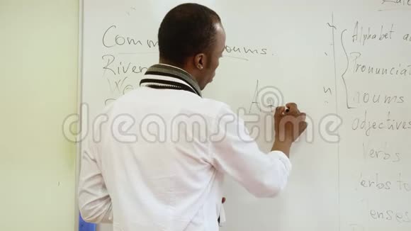 黑人教师在白板上写字向学生解释材料视频的预览图