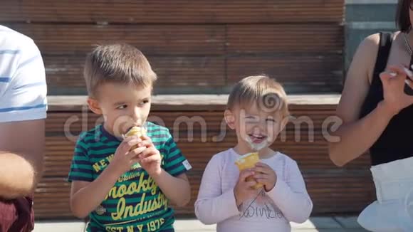 两位可爱的儿童在公园吃冰淇淋视频的预览图
