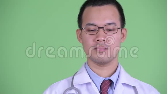 戴着眼镜的快乐亚洲男医生的脸思考和抬头视频的预览图