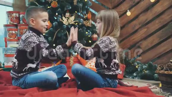 温馨4k视频的快乐朋友玩拍手游戏享受圣诞气氛视频的预览图