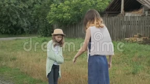 两个女孩姐妹在大自然中玩耍乡村风格视频的预览图