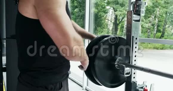 运动员准备杠铃在健身房锻炼视频的预览图